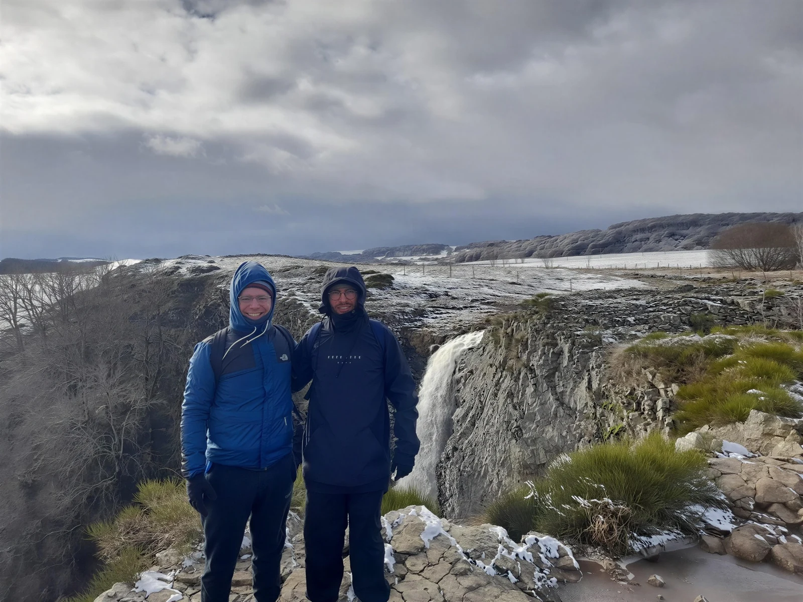 Alexandre lors d’un voyage dans un paysage enneigé près d’une cascade