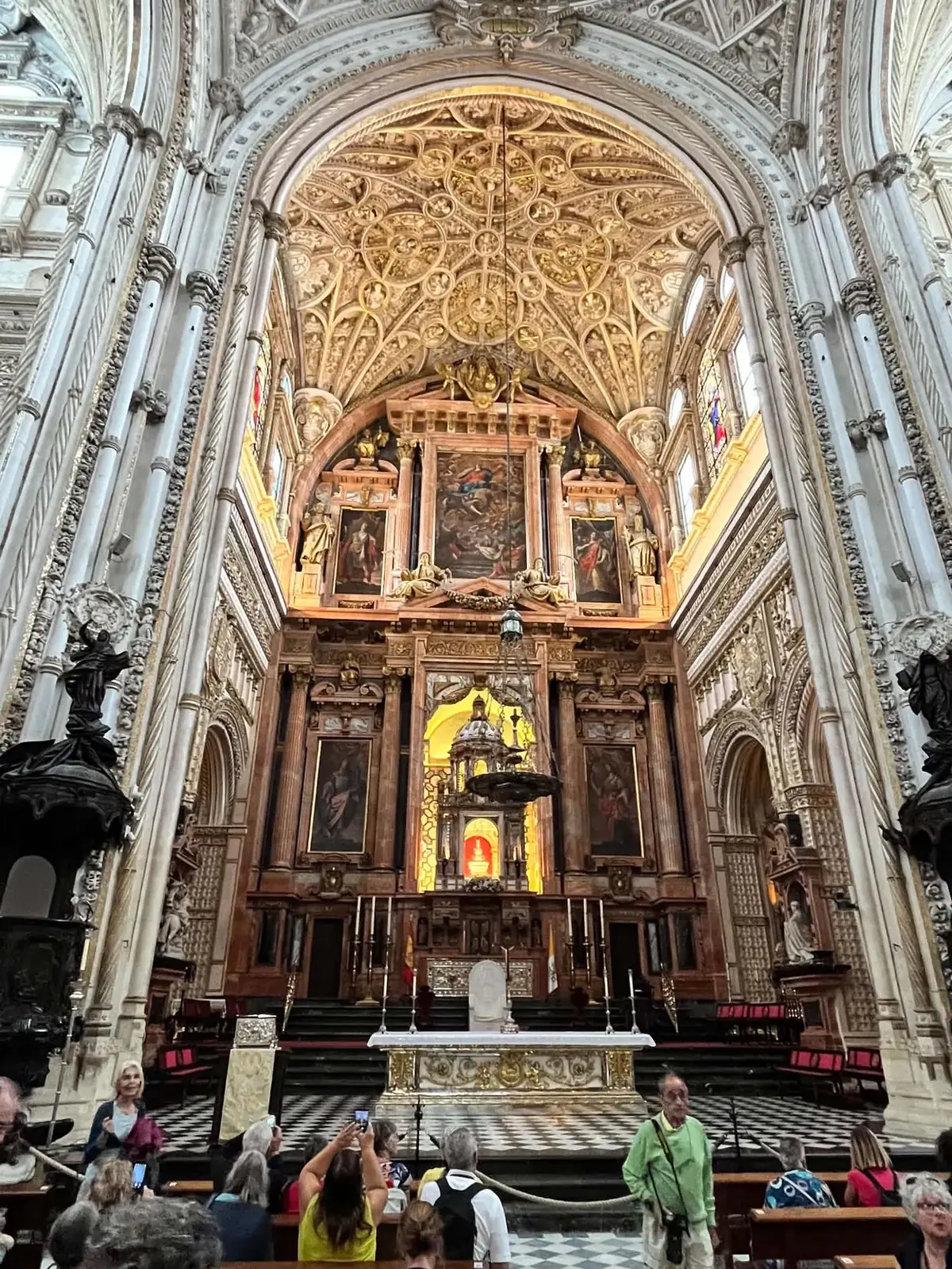 Partie cathédrale à l’intérieur de la Mezquita de Cordoue