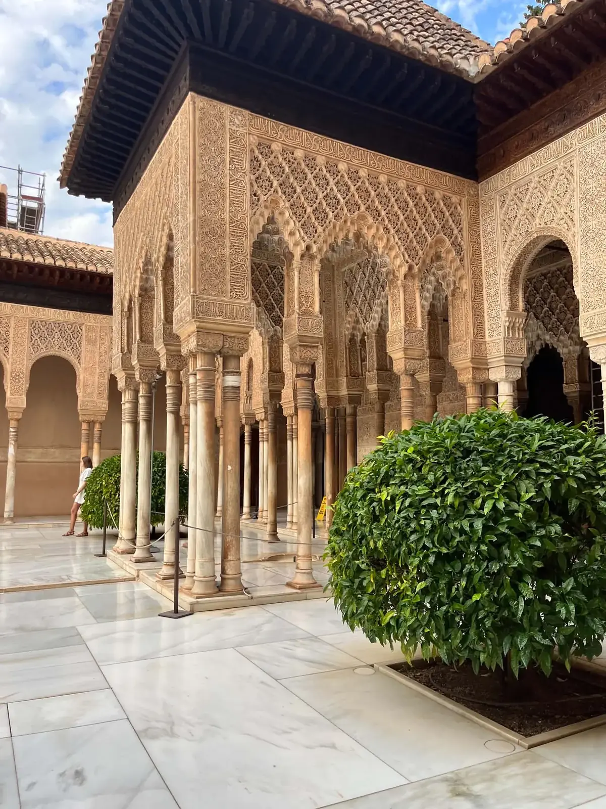 Architecture et cour intérieure de l’Alhambra à Grenade