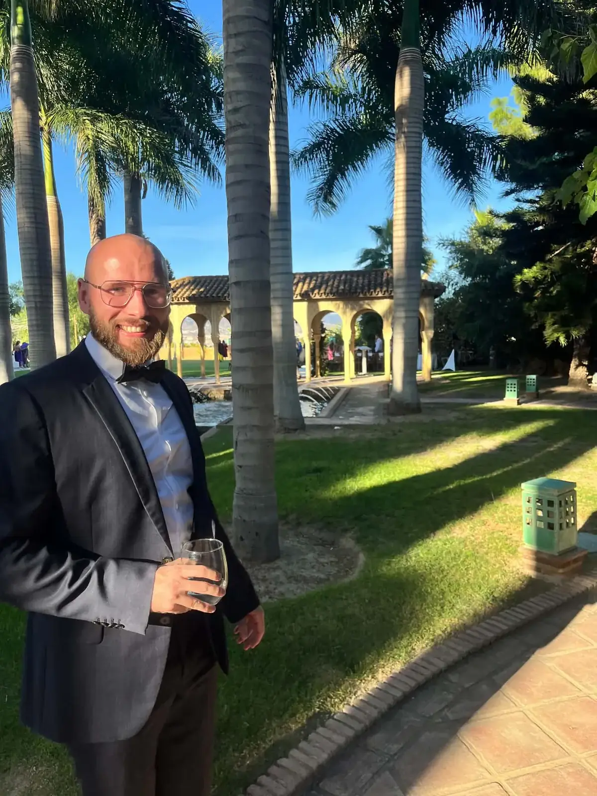 Alexandre en tenue de mariage dans un jardin à Torremolinos