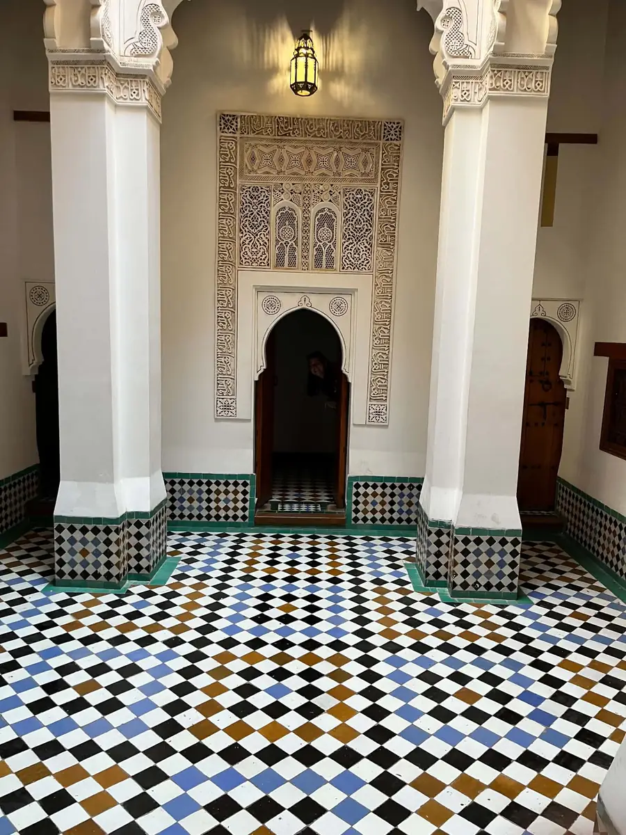 Cour intérieure à l’architecture marocaine avec arches et mosaïques