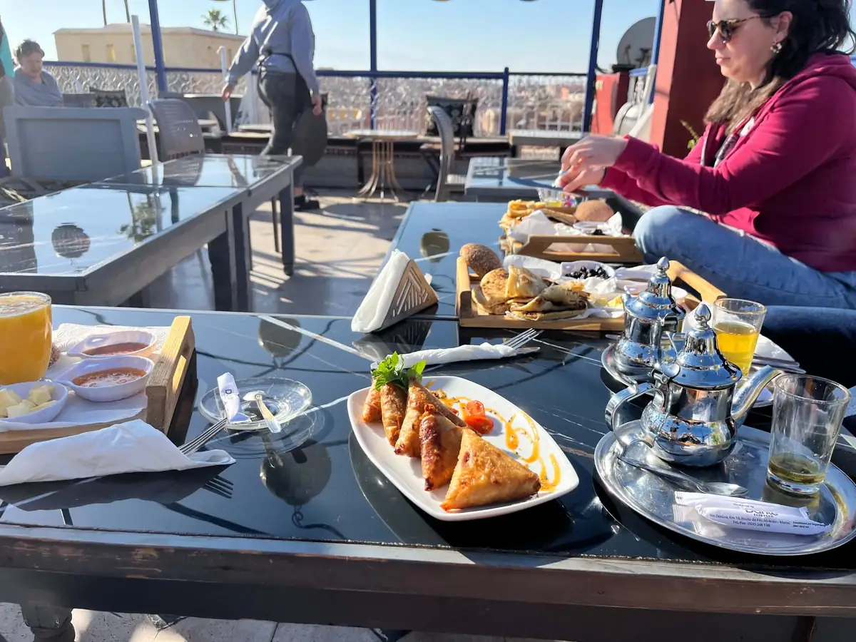 Petit-déjeuner marocain servi sur une terrasse à Marrakech