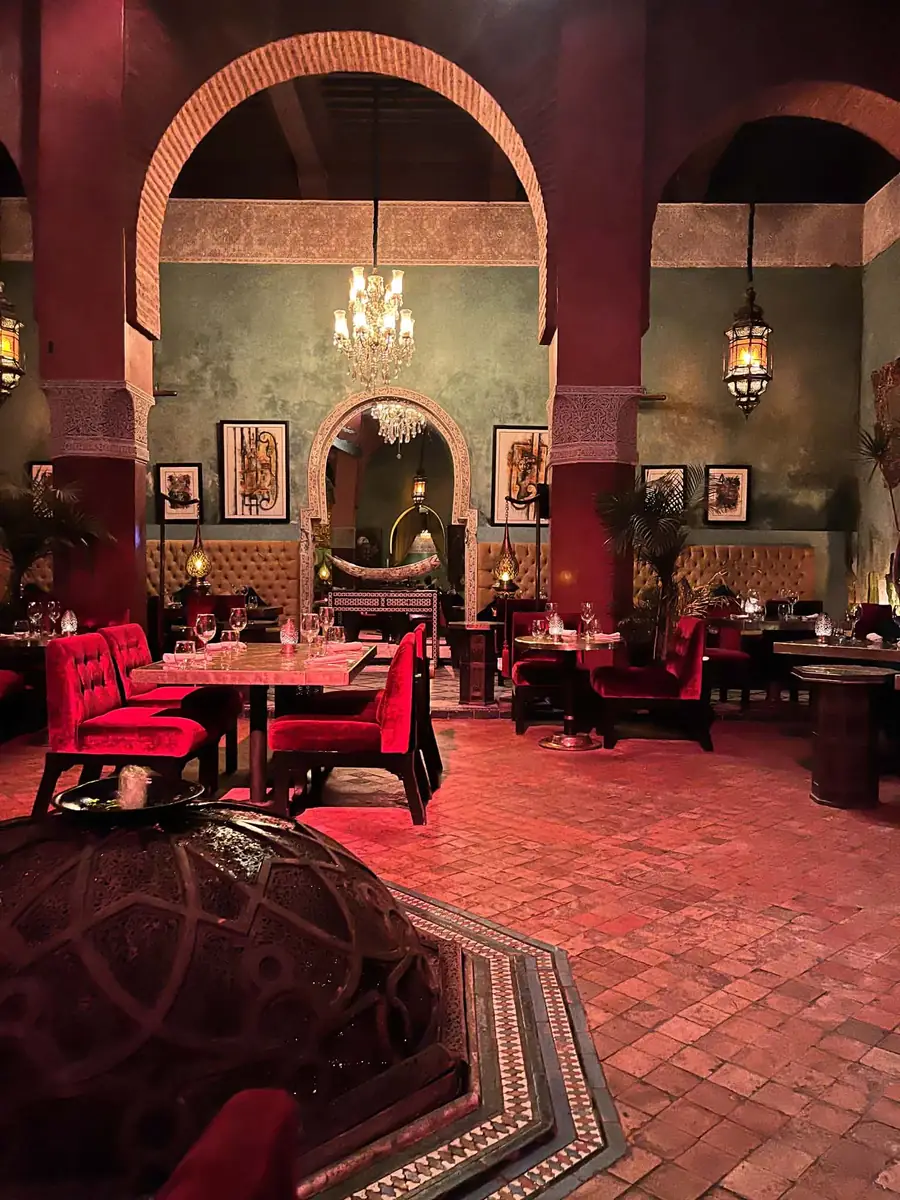 Intérieur chaleureux d’un restaurant à Marrakech