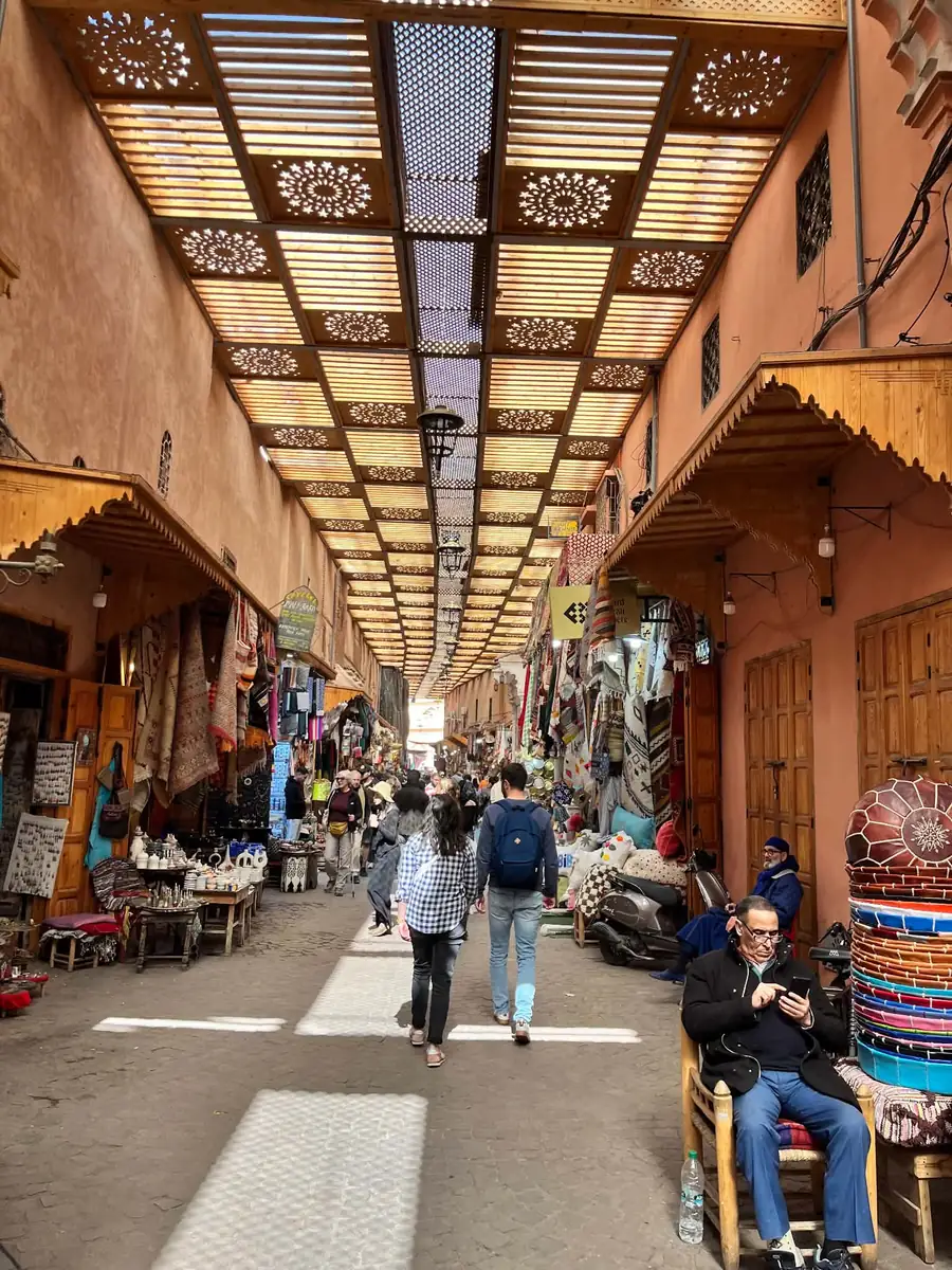 Passage couvert dans les souks de Marrakech