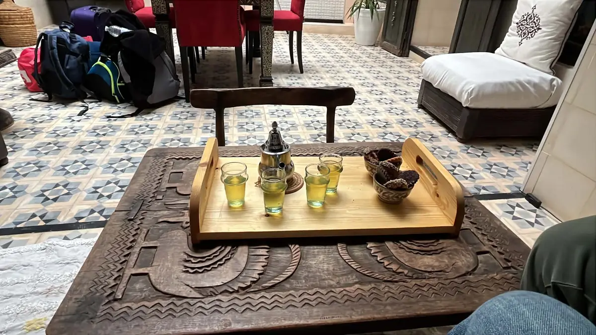 Thé à la menthe servi dans un intérieur marocain